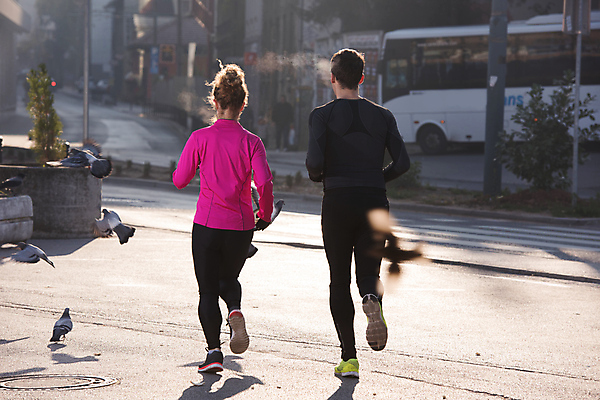 포토 JPG 해외이미지 전신 서양인 라이프스타일 커플 여자 남자 행복 아침 함께함 성인 야외 두명 뒷모습 달리기 조깅 마라톤 달리기선수 성인만 해외포토 주간 외국인 감정 뷰포인트 컨셉 관계 모션 사람 경기 생활 운동 육상스포츠 육상선수 파일형식 이미지허브