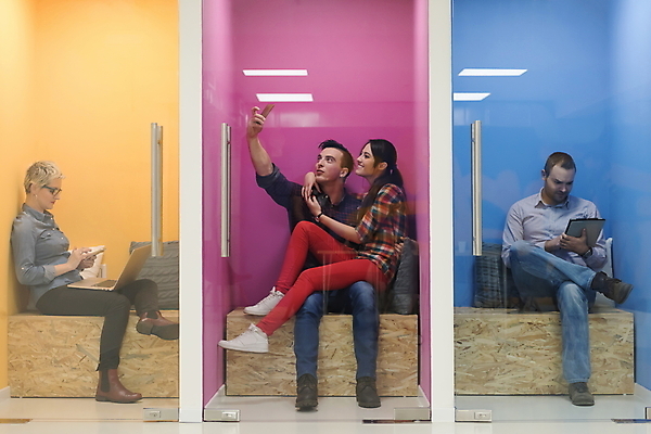 포토 JPG 해외이미지 전신 여자 남자 벽 들기 앉기 여러명 성인 노트북 스마트폰 태블릿 사무실 업무 비즈니스맨 비즈니스우먼 셀프카메라 성인만 해외포토 다수 비즈니스 모션 사람 전자제품 핸드폰 스마트기기 사진촬영 작업 직장인 파일형식 이미지허브