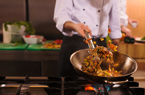 포토 JPG 해외이미지 남자 음식 실내 요리 한명 상반신 성인 앞모습 주방 요리사 잡기 성인남자한명만 웍 해외포토 직업 1 뷰포인트 모션 주방용품 사람 내부 남자한명만 성인남자만 파일형식 이미지허브