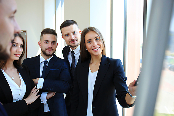 포토 JPG 해외이미지 서양인 응시 여자 남자 회사 들기 정장 여러명 상반신 성인 앞모습 팔짱 비즈니스맨 비즈니스우먼 성인만 해외포토 외국인 시선 옷 뷰포인트 다수 비즈니스 모션 사람 직장인 파일형식 이미지허브
