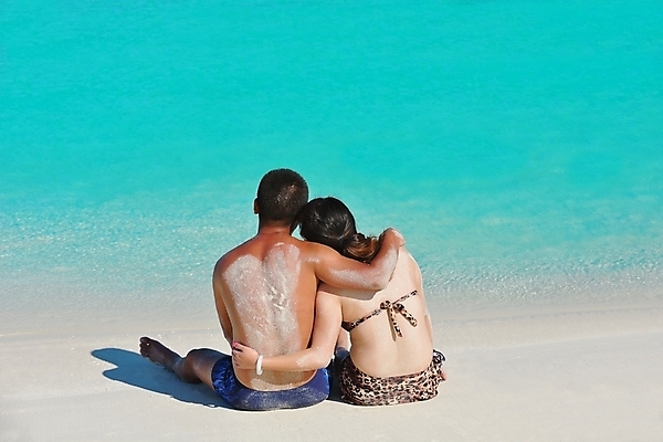 포토 JPG 해외이미지 주간 전신 부부 커플 여자 남자 수영복 모래 허리손 휴식 함께함 앉기 성인 해변 야외 두명 뒷모습 여름휴가 바캉스 신혼여행 성인만 어깨에손 해외포토 자연요소 옷 바다 뷰포인트 포즈 결혼 컨셉 관계 모션 휴가 사람 파일형식 여름_계절 이미지허브