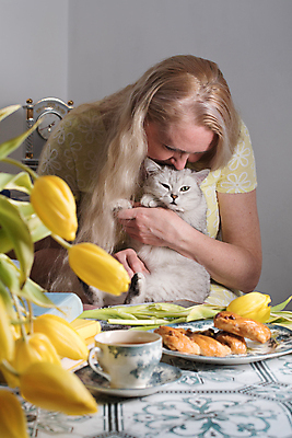 포토 JPG 해외이미지 한마리 접시 여자 빵 안기 키스 실내 한명 상반신 성인 앞모습 귀여움 고양이 튤립 찻잔 성인여자한명만 반려묘 해외포토 1 식기 꽃 음식 뷰포인트 컨셉 포유류 모션 잔 사람 내부 반려동물 애정표현 여자한명만 성인여자만 파일형식 이미지허브