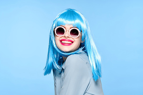 포토 JPG 해외이미지 여자 하늘색 한명 미소 상반신 성인 옆모습 선글라스 가발 성인여자한명만 힙스터 해외포토 1 패션 안경 뷰포인트 표정 사람 파란색 여자한명만 성인여자만 파일형식 이미지허브