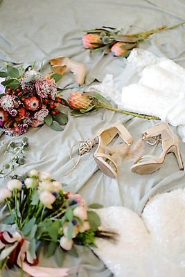 포토 JPG 해외이미지 디자인 커플 드레스 여자 꽃 웨딩드레스 결혼 백그라운드 신발 2 결혼식 휴가 이벤트 사람없음 뷰티 유행 축하 쌍 화려 고급 우아함 가죽 오브젝트 만족 신성 양발 스타일 유일 해외포토 식물 옷 감정 컨셉 관계 사람 파일형식 이미지허브