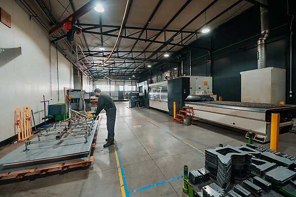 포토 JPG 해외이미지 전신 남자 산업 공장 실내 한명 성인 옆모습 기계 장비 엔지니어 성인남자한명만 해외포토 1 뷰포인트 공업 사람 내부 기술자 남자한명만 성인남자만 파일형식 이미지허브