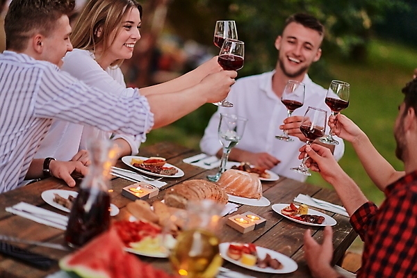 포토 JPG 해외이미지 라이프스타일 여자 남자 행복 와인잔 휴가 함께함 들기 여러명 상반신 성인 야외 앞모습 옆모습 파티 와인 저녁식사 우정 저녁 소프트포커스 건배 성인만 해외포토 감정 뷰포인트 다수 컨셉 술잔 모션 주류 촬영기법 사람 이벤트 생활 친구 식사 야간 파일형식 이미지허브