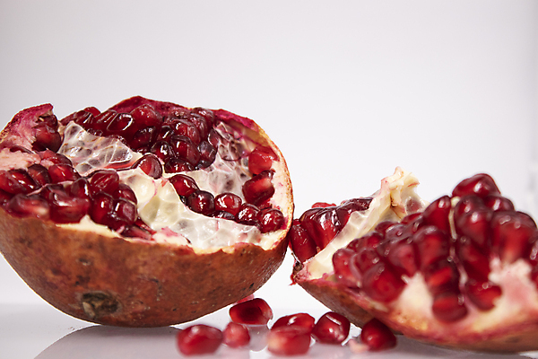 포토 JPG 해외이미지 식물 분홍색 조각 백그라운드 과일 건강 씨앗 사람없음 빨간색 흰색 신선 오픈 달콤 맛 소프트포커스 낟알 자르기 흰배경 유기농 날것 석류 내추럴 가넷 고립 숙성 이국적 비건 해외포토 웰빙 컬러 컨셉 모션 촬영기법 보석 채식주의자 파일형식 이미지허브