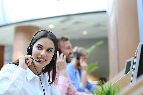 포토 JPG 해외이미지 여자 남자 비즈니스 상반신 성인 옆모습 아웃포커스 세명 사무실 헤드폰 헤드셋 잡기 비즈니스맨 비즈니스우먼 상담원 마이크 직원 텔레마케팅 성인만 해외포토 뷰포인트 음향기기 모션 촬영기법 사람 직장인 사무원 서비스업 파일형식 이미지허브