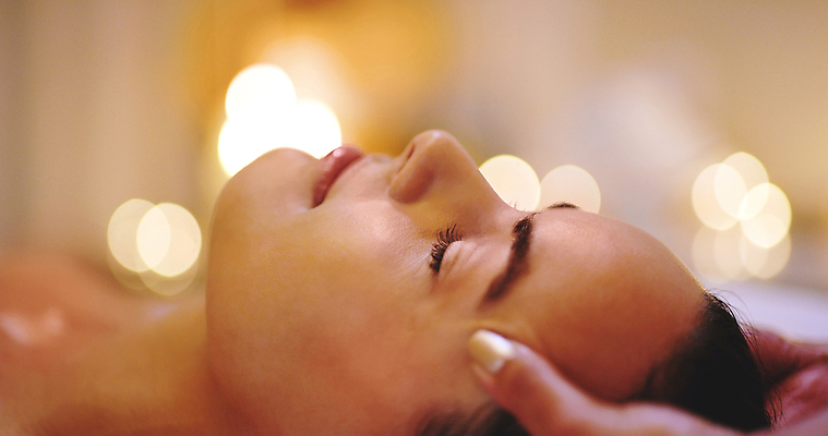 포토 JPG 해외이미지 손 여자 얼굴 실내 한명 상반신 성인 옆모습 신체부위 눕기 눈감음 스파 마사지 누름 보케 테라피 블러 블러효과 성인여자한명만 해외포토 1 뷰포인트 모션 사람 내부 뷰티 여자한명만 성인여자만 파일형식 효과 이미지허브