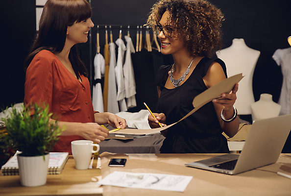 포토 JPG 해외이미지 여자 화분 종이 흑인 탁자 들기 상반신 성인 두명 앞모습 옆모습 노트북 연필 머그컵 잡기 업무 작업 파마 마네킹 패션디자이너 의상디자인 스탠드옷걸이 성인여자만 안경낌 해외포토 서양인 헤어스타일 디자인 안경 뷰포인트 가구 모션 학용품 사람 컵 전자제품 필기구 옷걸이 디자이너 여자만 성인만 파일형식 이미지허브