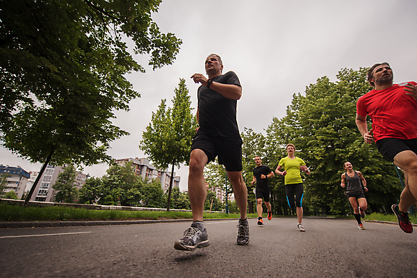 포토 JPG 해외이미지 주간 전신 나무 여자 노년 남자 도로 로우앵글 하늘 함께함 여러명 성인 야외 앞모습 달리기 조깅 마라톤 달리기선수 해외포토 자연요소 식물 길 뷰포인트 다수 컨셉 교통시설 모션 사람 경기 운동 육상스포츠 육상선수 파일형식 이미지허브