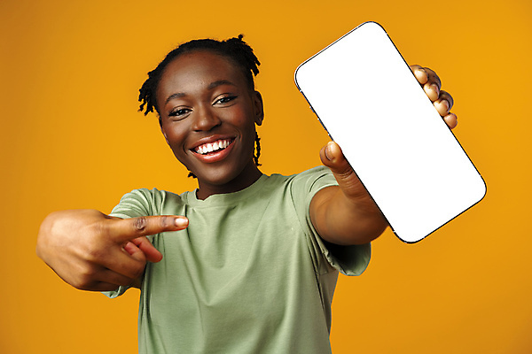 포토 JPG 해외이미지 서양인 여자 프레임 한명 미소 들기 상반신 성인 앞모습 스마트폰 가리킴 집중 보여주기 주목 성인여자한명만 해외포토 외국인 1 뷰포인트 컨셉 모션 표정 사람 손짓 핸드폰 스마트기기 여자한명만 성인여자만 파일형식 이미지허브