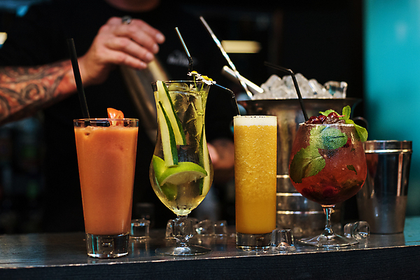 포토 JPG 해외이미지 오이 실내 종류 한명 들기 상반신 성인 앞모습 아웃포커스 얼음 다양 칵테일 민트 칵테일잔 라임 바텐더 칵테일바 얼음통 칵테일쉐이크 성인남자한명만 해외포토 자연요소 1 뷰포인트 다수 채소 술잔 과일 모션 주류 촬영기법 사람 내부 선술집 허브 쉐이크 남자한명만 성인남자만 파일형식 이미지허브