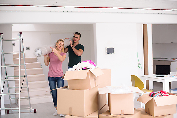 포토 JPG 해외이미지 여자 남자 행복 의자 사다리 들기 상반신 성인 두명 옆모습 노트북 상자 카펫 가리킴 책상 준비 이삿짐 성인만 해외포토 감정 뷰포인트 가구 모션 사람 손짓 전자제품 도구 이사 파일형식 이미지허브