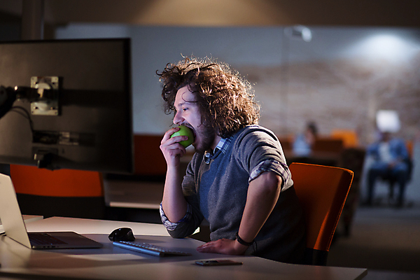 포토 JPG 해외이미지 남자 실내 한명 상반신 성인 옆모습 아웃포커스 식사 비즈니스맨 사과 먹기 청사과 야근 성인남자한명만 해외포토 1 뷰포인트 과일 비즈니스 모션 촬영기법 사람 내부 업무 직장인 남자한명만 성인남자만 파일형식 이미지허브