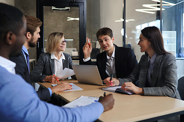 포토 JPG 해외이미지 서양인 여자 남자 회사 회의 들기 앉기 정장 여러명 상반신 성인 앞모습 옆모습 노트북 펜 업무 비즈니스맨 비즈니스우먼 문서 성인만 해외포토 외국인 옷 뷰포인트 다수 비즈니스 모션 사람 전자제품 필기구 작업 직장인 파일형식 이미지허브