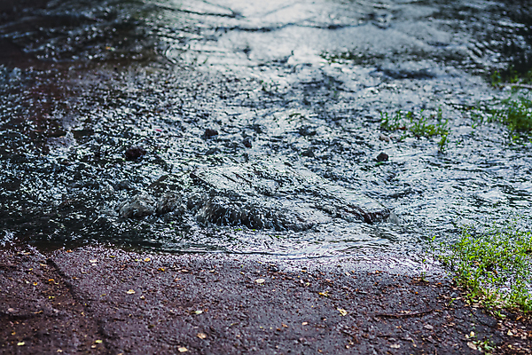 포토 JPG 해외이미지 산업 표면 거리 사람없음 물 금속 흐름 도시 원형 구멍 액체 오염 위험 아스팔트 홍수 사건 분수 부식 파이프 시스템 튜브 문제 지하 낭비 배수구 깨짐 생태학 옛날 트러블 파이프라인 폐수 하수 해외포토 자연요소 도형 교육 도로 컨셉 재질 환경오염 자연재해 파이프_관 파일형식 이미지허브