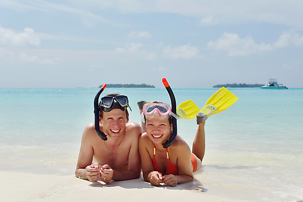 포토 JPG 해외이미지 주간 전신 부부 커플 여자 남자 수영복 엎드리기 함께함 성인 해변 야외 두명 앞모습 여름휴가 바캉스 신혼여행 오리발 잠수경 성인만 해외포토 자연요소 옷 바다 뷰포인트 결혼 컨셉 관계 모션 휴가 사람 물안경 파일형식 여름_계절 이미지허브