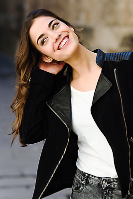 포토 JPG 해외이미지 백인 모델 1 라이프스타일 긴머리 헤어스타일 여자 행복 얼굴 백그라운드 거리 갈색머리 한명 미소 사람 성인 야외 뷰티 유행 재킷 흰색 도시 스타일 해외포토 서양인 감정 컬러 표정 생활 신체부위 외투 파일형식 이미지허브