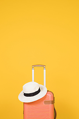 포토 JPG 해외이미지 바캉스용품 사람없음 여름휴가 바캉스 노란색 캐리어 오브젝트 밀짚모자 해외포토 모자_잡화 컬러 휴가 여행가방 파일형식 여름_계절 이미지허브