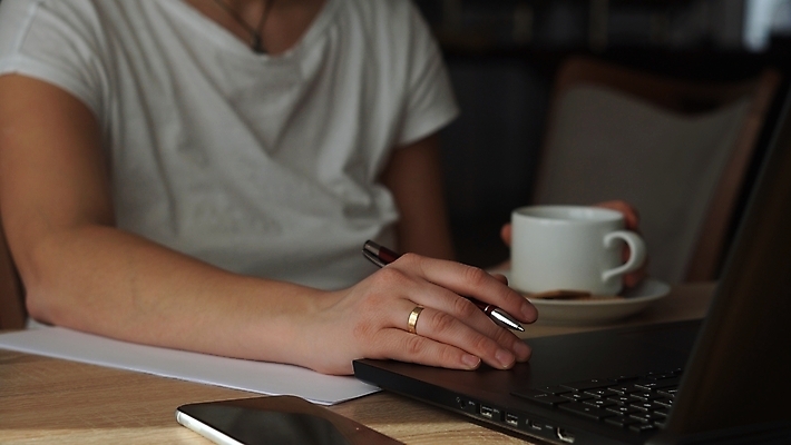 포토 JPG 해외이미지 직업 손 커플 응시 여자 종이 얼굴 커피 백그라운드 인터넷 비즈니스 성공 주택 실내 한명 사람 앉기 성인 노트북 스마트폰 쇼핑 스터디 컴퓨터 사무실 스크린 공책 성장 이메일 검색 두통 멀리 온라인 발명 해외포토 1 시선 음료 컨셉 관계 모션 문구용품 내부 건물 신체부위 전자제품 핸드폰 스마트기기 학습 질병 파일형식 이미지허브