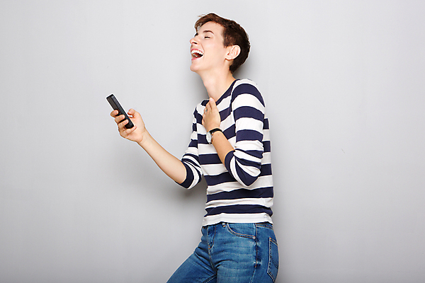 포토 JPG 해외이미지 백인 모델 1 라이프스타일 응시 여자 행복 얼굴 벽 백그라운드 텍스트 모바일 한명 미소 웃음 사람 성인 스마트폰 뷰티 유행 기쁨 흰색 표현 잡기 자신감 시원함 전화기 스마트 스타일 카피스페이스 해외포토 서양인 시선 감정 컬러 컨셉 모션 표정 생활 신체부위 핸드폰 스마트기기 공백 파일형식 이미지허브