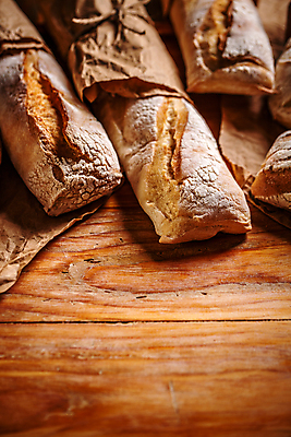 포토 JPG 해외이미지 빵 사람없음 종이봉투 바게트 곡물빵 카피스페이스 나무배경 해외포토 음식 백그라운드 봉투 공백 파일형식 이미지허브