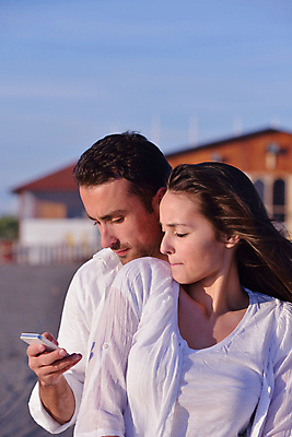 포토 JPG 해외이미지 주간 부부 커플 응시 여자 남자 함께함 들기 상반신 성인 야외 두명 앞모습 아웃포커스 여름휴가 바캉스 스마트폰 신혼여행 성인만 해외포토 자연요소 시선 뷰포인트 결혼 컨셉 관계 모션 휴가 촬영기법 사람 핸드폰 스마트기기 파일형식 여름_계절 이미지허브