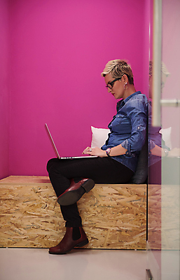 포토 JPG 해외이미지 전신 여자 벽 한명 앉기 성인 옆모습 노트북 사무실 타이핑 업무 비즈니스우먼 성인여자한명만 해외포토 1 뷰포인트 비즈니스 모션 사람 전자제품 작업 직장인 여자한명만 성인여자만 파일형식 이미지허브