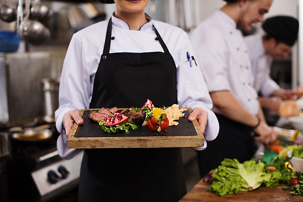 포토 JPG 해외이미지 여자 남자 실내 스테이크 요리 들기 상반신 성인 앞모습 옆모습 세명 주방 요리사 보여주기 성인만 해외포토 직업 뷰포인트 모션 서양음식 사람 내부 파일형식 이미지허브
