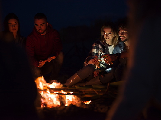 포토 JPG 해외이미지 전신 커플 여자 남자 휴식 웃음 들기 앉기 여러명 성인 야외 앞모습 어둠 캠핑 나뭇가지 야간 소프트포커스 모닥불 건배 성인만 해외포토 자연요소 나무 뷰포인트 다수 컨셉 관계 모션 불 레저 촬영기법 표정 사람 파일형식 이미지허브