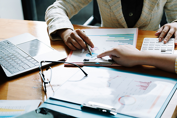 포토 JPG 해외이미지 손 여자 안경 비즈니스 회의 실내 한명 들기 상반신 성인 앞모습 신체부위 노트북 가리킴 문서 성인여자한명만 해외포토 1 잡화 뷰포인트 모션 사람 손짓 내부 전자제품 여자한명만 성인여자만 파일형식 이미지허브