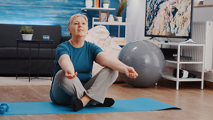 포토 JPG 해외이미지 전신 백인 라이프스타일 여자 노년 요가 바닥 건강 한명 앉기 앞모습 운동복 운동 요가자세 매트 명상 노인여자한명만 해외포토 서양인 1 웰빙 옷 뷰포인트 포즈 모션 사람 성인 생활 여자한명만 노인여자만 파일형식 이미지허브