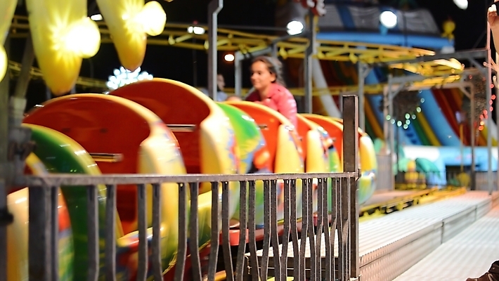 포토 JPG 해외이미지 공원 어린이 가족 모션 놀이 하늘 휴가 사람 사람없음 야외 여름 축제 기쁨 놀이공원 바퀴 원형 승차 서커스 속도 회전 회전목마 공평 해외포토 도형 계절 공공시설 감정 관계 테마파크 놀이기구 파일형식 이미지허브