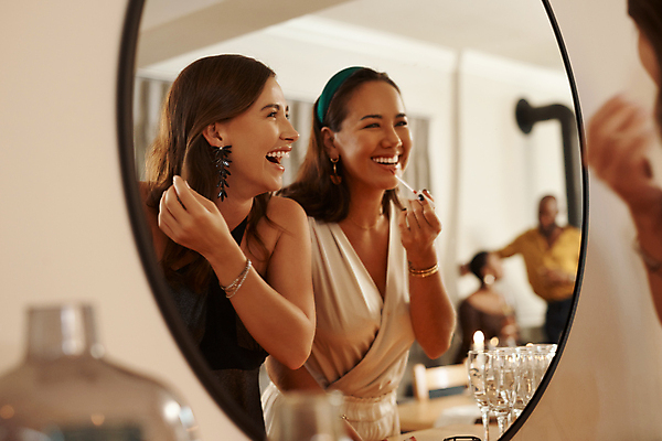 포토 JPG 해외이미지 여자 함께함 실내 웃음 상반신 성인 두명 옆모습 아웃포커스 친구 화장 반사 우정 거울 소프트포커스 즐거움 준비 성인여자만 해외포토 감정 뷰포인트 컨셉 관계 촬영기법 표정 사람 내부 뷰티 여자만 성인만 파일형식 이미지허브