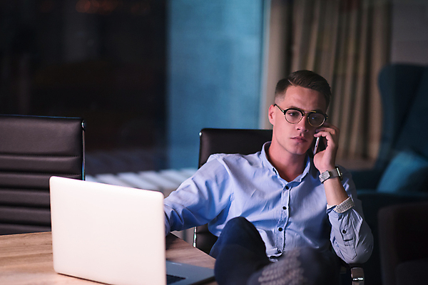 포토 JPG 해외이미지 서양인 남자 의자 피곤 한명 들기 앉기 상반신 성인 앞모습 노트북 스마트폰 사무실 비즈니스맨 야간 집중 책상 바쁨 업무과다 통화 야근 성인남자한명만 안경낌 해외포토 자연요소 외국인 1 안경 뷰포인트 가구 컨셉 비즈니스 모션 사람 전자제품 핸드폰 스마트기기 업무 직장인 남자한명만 성인남자만 파일형식 이미지허브