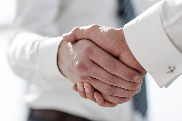 포토 JPG 해외이미지 손 비즈니스 협력 악수 실내 협상 아웃포커스 신체부위 해외포토 촬영기법 사람 손짓 내부 파일형식 이미지허브