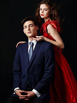 포토 JPG 해외이미지 모델 커플 드레스 여자 남자 들기 정장 소년 상반신 성인 두명 장미 낭만 우아함 스타일 성인만 해외포토 옷 꽃 어린이 컨셉 관계 모션 사람 파일형식 이미지허브