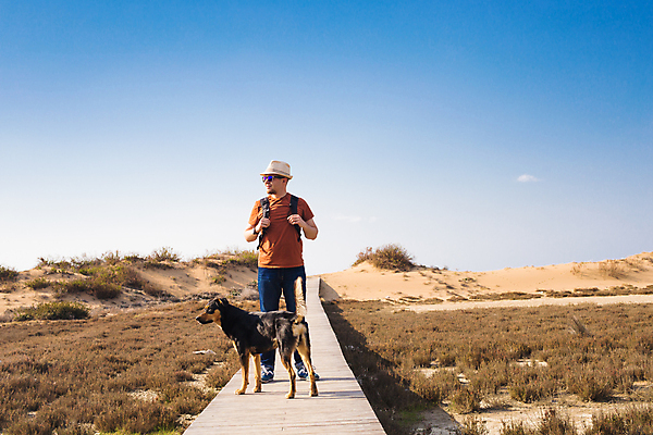 포토 JPG 해외이미지 주간 전신 한마리 응시 남자 반려견 여행 하늘 휴식 함께함 한명 서기 성인 야외 앞모습 반려동물 맑음 강아지 성인남자한명만 해외포토 자연요소 동물 1 시선 뷰포인트 컨셉 모션 날씨 사람 개 남자한명만 성인남자만 파일형식 이미지허브