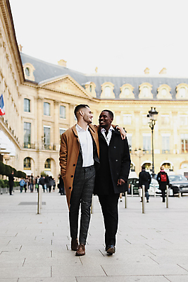 포토 JPG 해외이미지 백인 모델 라이프스타일 옷 남자 행복 유럽 포즈 백그라운드 셔츠 2 관계 포옹 성공 나비넥타이 거리 사랑 사람 정장 성인 야외 두명 건물 유행 손잡기 검은색 회색 코트 도시 클래식 우아함 동성애자 스타일 성소수자 해외포토 서양인 건축물 감정 나라 컬러 컨셉 상의 안기 모션 넥타이 생활 외투 파일형식 이미지허브