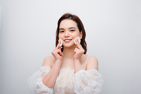 포토 JPG 해외이미지 응시 여자 회색배경 실내 한명 들기 상반신 성인 앞모습 뷰티 화장솜 성인여자한명만 해외포토 1 시선 뷰포인트 백그라운드 모션 사람 내부 회색 화장용품 여자한명만 성인여자만 파일형식 이미지허브