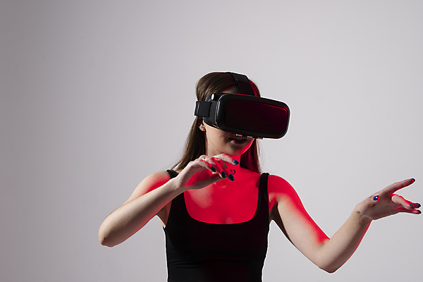 포토 JPG 해외이미지 여자 한명 손짓 상반신 성인 앞모습 손들기 스마트 하이테크 착용 웨어러블 가상현실 성인여자한명만 오큘러스 VR기기 해외포토 1 뷰포인트 컨셉 모션 기술 사람 기계 여자한명만 성인여자만 파일형식 이미지허브