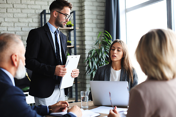 포토 JPG 해외이미지 서양인 여자 남자 회사 회의 서기 들기 앉기 정장 여러명 상반신 성인 앞모습 옆모습 뒷모습 노트북 타이핑 업무 비즈니스맨 비즈니스우먼 문서 서류판 성인만 해외포토 외국인 옷 뷰포인트 다수 비즈니스 모션 사람 전자제품 사무용품 작업 직장인 파일형식 이미지허브