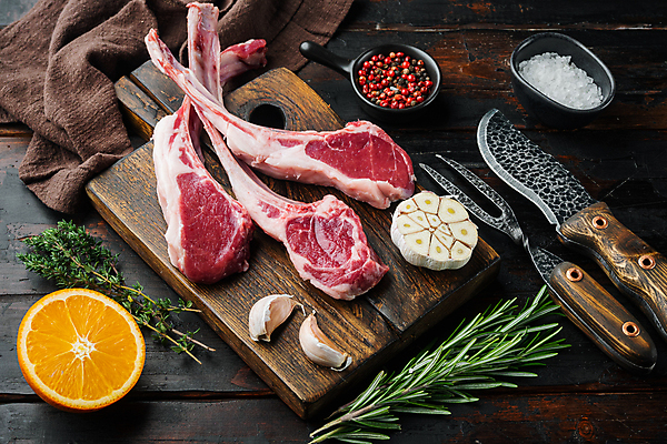 포토 JPG 해외이미지 오렌지 식재료 실내 마늘 생고기 사람없음 날것 양고기 로즈메리 나무도마 양갈비 나무배경 해외포토 백그라운드 채소 과일 도마 육류 내부 목재 허브 파일형식 이미지허브