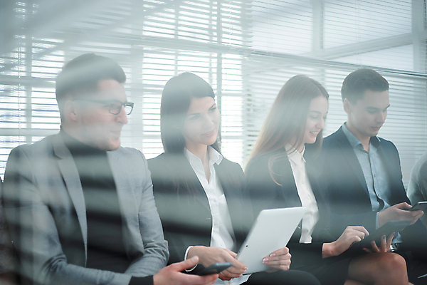 포토 JPG 해외이미지 직업 남자 선 백그라운드 비즈니스 통신 성공 실내 사람 앉기 여러명 스마트폰 사무실 독서 업무 블라인드 비즈니스맨 그룹 복도 기다림 예측 토론 종업원 고객 손목시계 동료 직원 경영자 청사진 고용 문자메시지 설문지 접수 지원 채용 해외포토 시계 다수 컨셉 장신구 관계 모션 내부 핸드폰 스마트기기 구직 작업 커튼 직장인 메시지 리더 파일형식 이미지허브