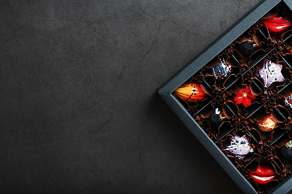 포토 JPG 해외이미지 검은배경 디저트 선물 사람없음 상자 초콜릿 고급 달콤 해외포토 음식 백그라운드 컨셉 검은색 맛 파일형식 이미지허브