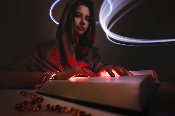 포토 JPG 해외이미지 손 여자 백그라운드 탁자 미래 한명 책 독서 검은색 어둠 할로윈 마법사 운명 의식 재산 중앙 예측 신비 마녀 점성술 마법 집시 초능력 해외포토 1 컬러 가구 컨셉 사람 신체부위 금융 파일형식 이미지허브