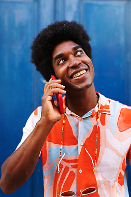 포토 JPG 해외이미지 주간 1 라이프스타일 헤어스타일 남자 행복 얼굴 백그라운드 셔츠 모바일 거리 세포 한명 웃음 사람 야외 그래픽 세로 파란색 스마트폰 컬러풀 유행 문 검은색 기쁨 도시 부름 해외포토 자연요소 감정 컬러 상의 모션 표정 생활 신체부위 핸드폰 스마트기기 파일형식 이미지허브