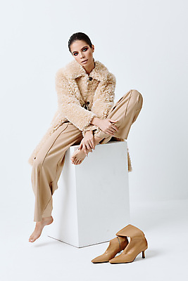 포토 JPG 해외이미지 전신 모델 여자 패션 신발 실내 한명 앉기 성인 앞모습 코트 우아함 모피코트 스타일링 앵클부츠 성인여자한명만 와이드팬츠 해외포토 1 뷰포인트 컨셉 바지 모션 부츠 사람 내부 외투 여자한명만 성인여자만 파일형식 이미지허브