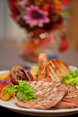 포토 JPG 해외이미지 실내 돼지고기 스테이크 사람없음 아웃포커스 해외포토 서양음식 촬영기법 육류 내부 파일형식 이미지허브